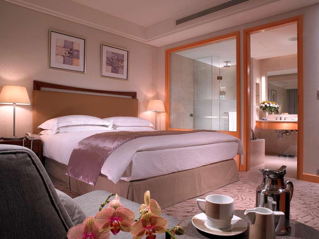 Windsor Hotel Taichung Habitación foto A suite at the Mandarin Oriental, Hong Kong