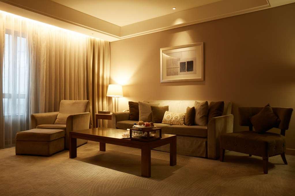 Windsor Hotel Taichung Habitación foto A living room with indirect lighting