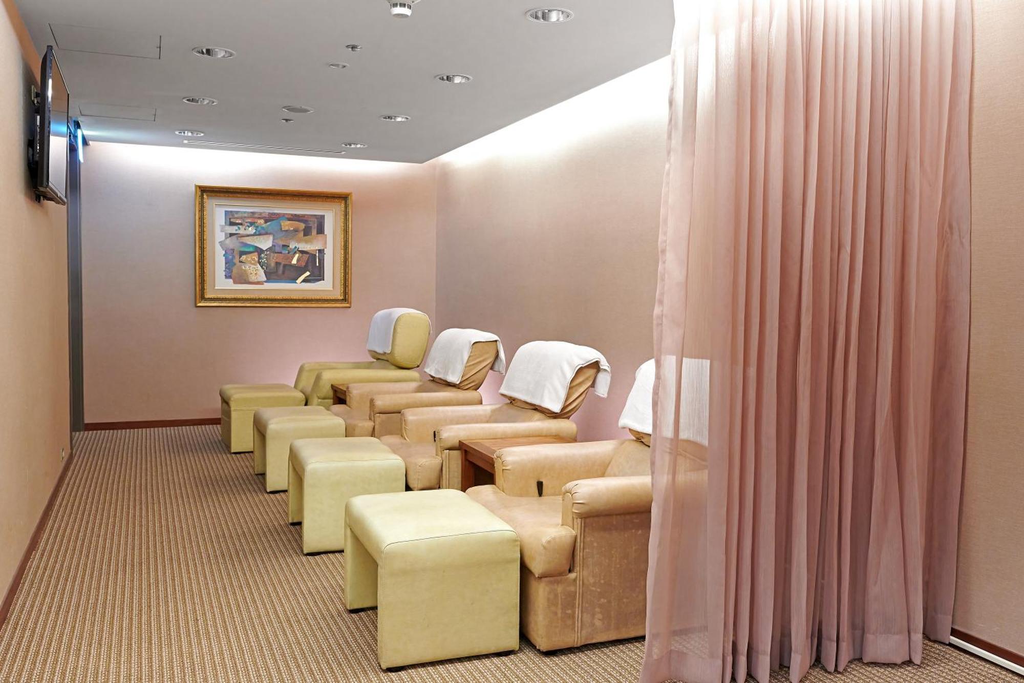 Windsor Hotel Taichung Exterior foto A foot massage parlor in Hong Kong