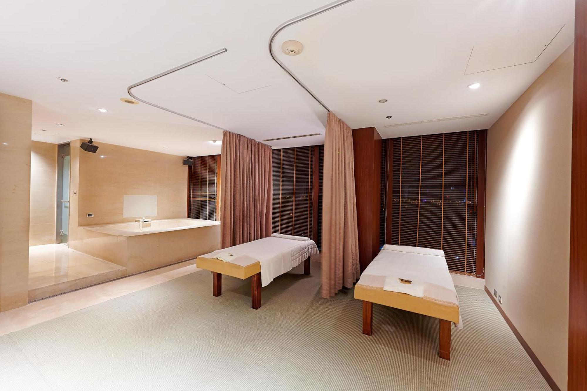 Windsor Hotel Taichung Exterior foto A treatment room at the spa