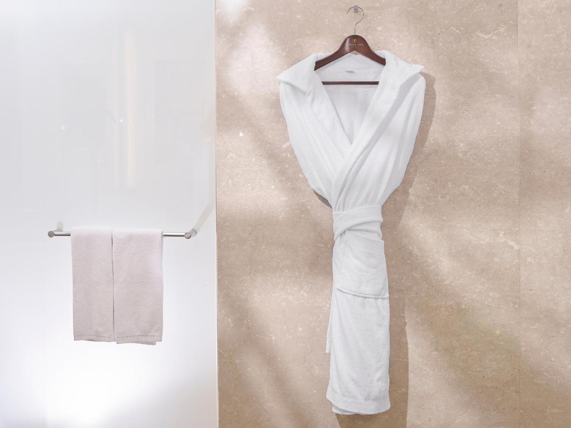 Windsor Hotel Taichung Exterior foto A bathrobe