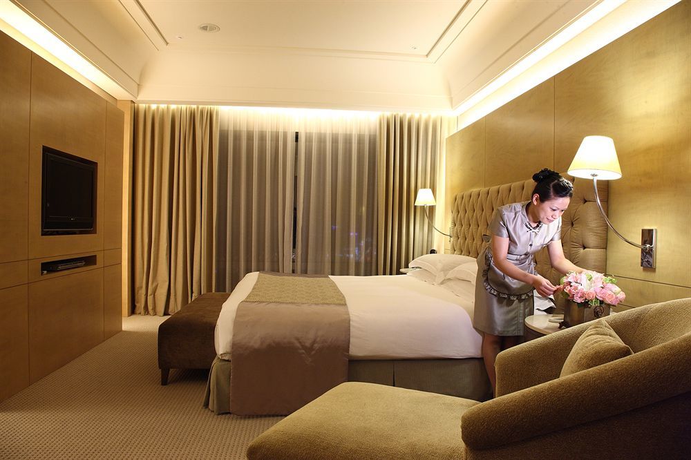 Windsor Hotel Taichung Exterior foto A hotel maid making a bed