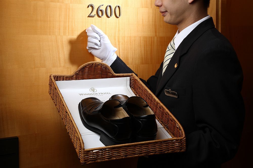 Windsor Hotel Taichung Exterior foto A bellboy delivering shoes to a guest