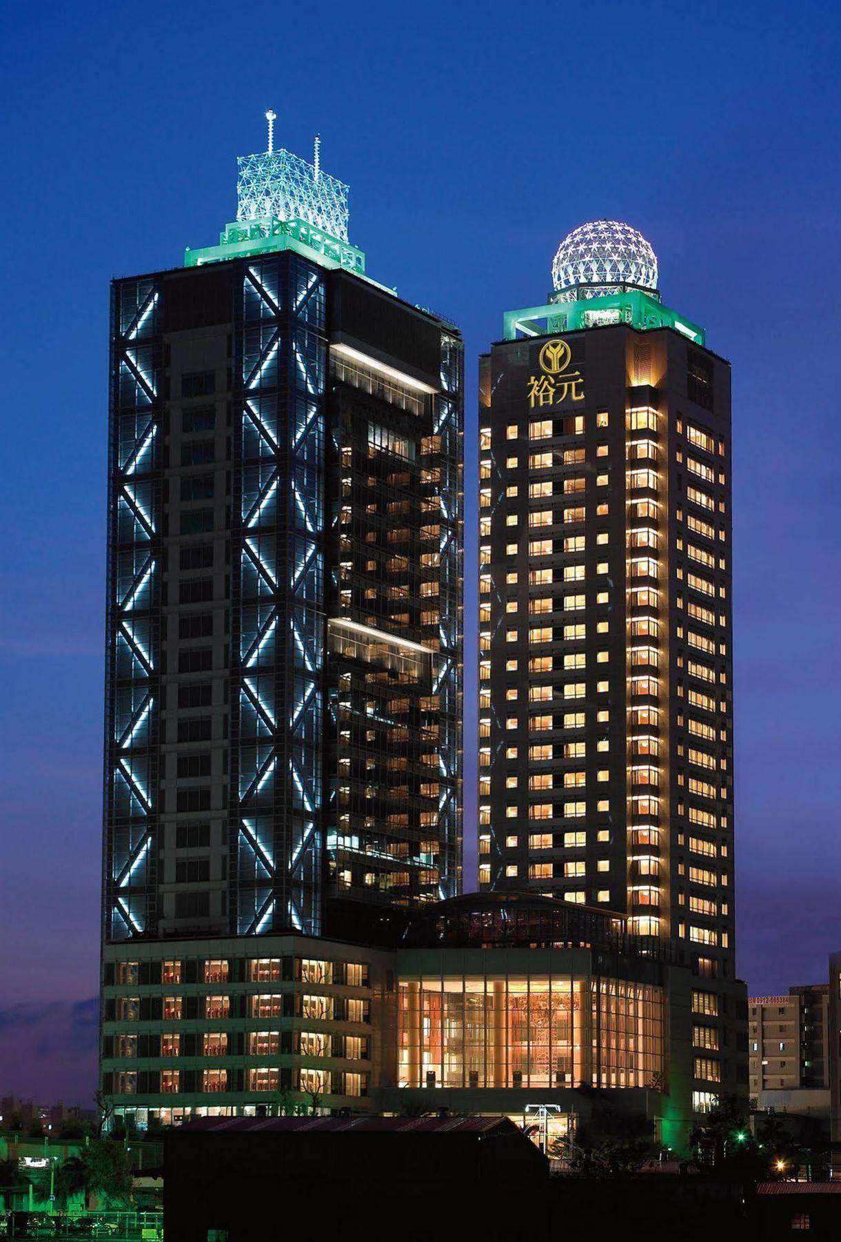 Windsor Hotel Taichung Exterior foto The hotel at night